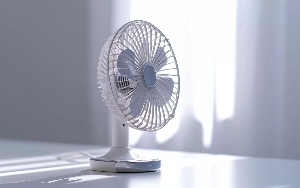 Um ventilador pequeno em funcionamento durante 8 horas por dia, consome em média 15,6 KW mensais de energia
